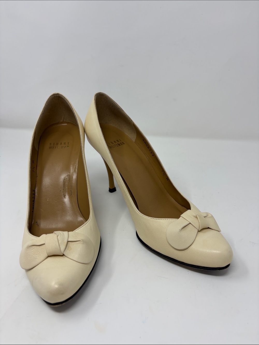 Stuart Weitzman Ivory Leather Bow Pointed-Toe Pumps Size 7.5 Excellent Condition
